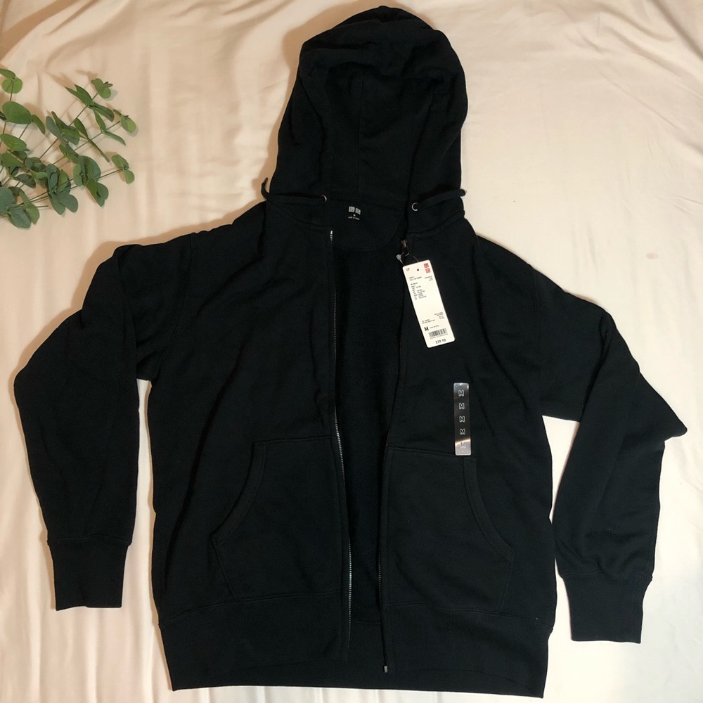 Uniqlo men’s black zip up jacket hood, medium